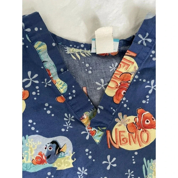 Disney Finding Nemo Womens Scrub Top Sz XS Medical Nurse Fish Pockets V Neck Vet - Picture 3 of 10